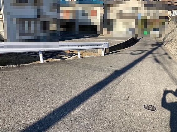 北東側道路から...