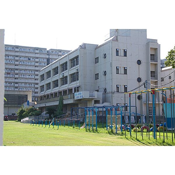 画像19:小学校「港島小学校まで150ｍ」大きな公園にも近接し、「みなとじま幼稚園」や「港島小学校」へ徒歩2分という近さなので、子育てしやすい環境です。