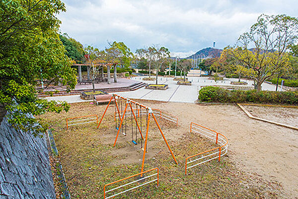 画像16:「君影台公園」の遊具広場。砂場や滑り台などもある