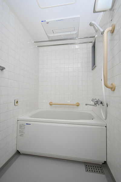 画像4:便利な自動お湯張り機能付きのお風呂、浴室換気乾燥機付きです