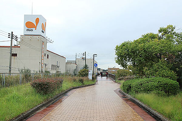 画像12:ショッピングセンター「ダイエー名谷店まで600ｍ」駅まで続くデッキの脇にあります。