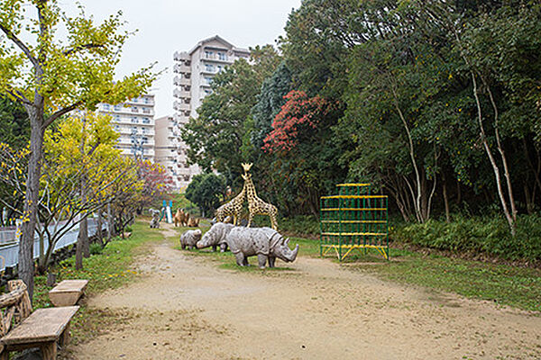 画像17:公園「松が丘公園まで700ｍ」Bブロックと道をはさんで隣り合わせの「松が丘公園」