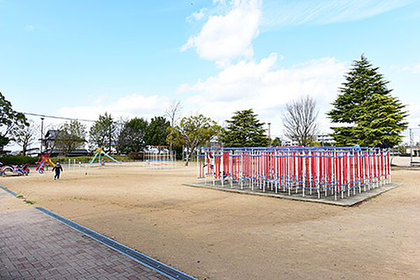 画像7:公園「有野公園まで120ｍ」敷地内にも遊び場が整備されていますが、こちらは大きな広場や遊具があるので思いきり遊び回れます。