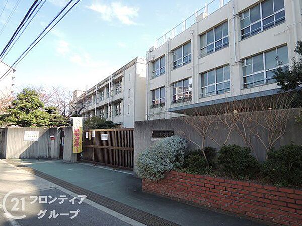 大阪市立東淀中学校 徒歩8分。 600m