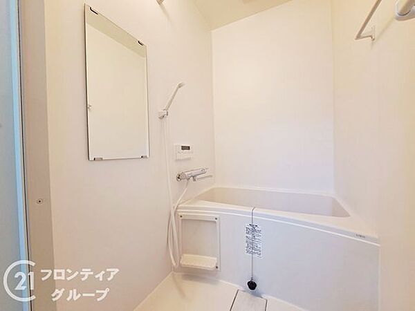 落ち着いた色合いは、心を穏やかにし、リラックスタイムをより豊かにする素敵な選択です。窓があるのでこまめに換気ができ、清潔感あふれるバスルームで快適な時間をお過ごしください。