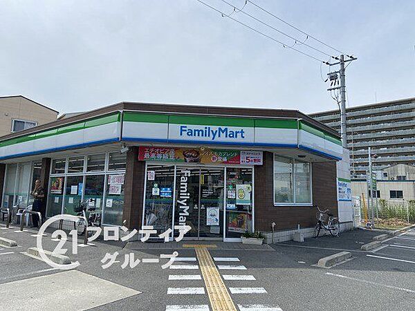 ファミリーマート四條畷中野西店 徒歩9分。 700m