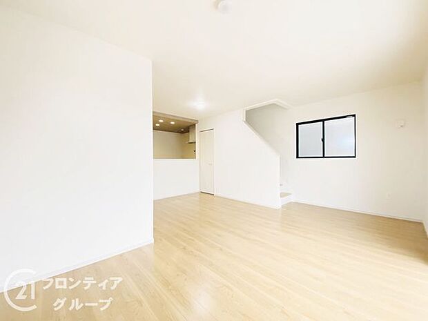 広々16.7帖のリビングです。家具を置いても広々としており、快適にお住まいいただけます。