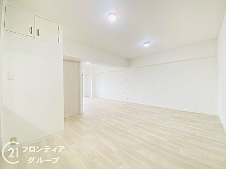 リビングは、シンプルでありながらもスタイリッシュなデザインです。快適な暮らしをサポートします。