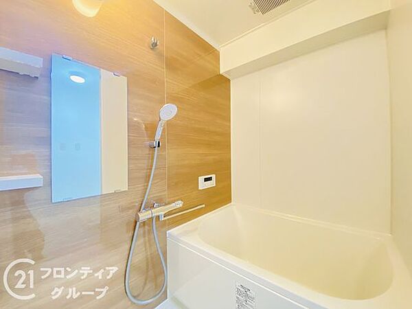 リフォームにより美しく生まれ変わった浴室は、清潔感あふれる空間で、毎日の疲れを癒すリラックスタイムを提供します。