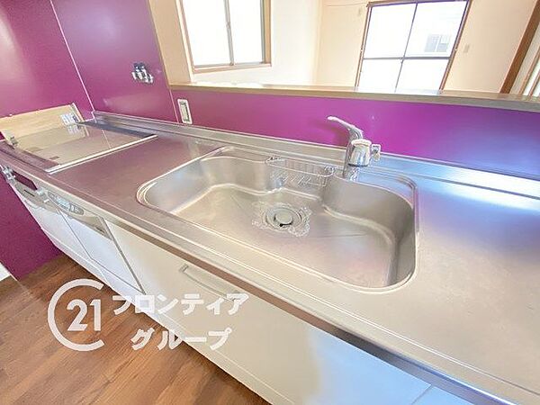 食器洗い乾燥機などの先進設備を備えたキッチンでお料理しながら、子どもたちの様子を見渡せるので安心ですね！