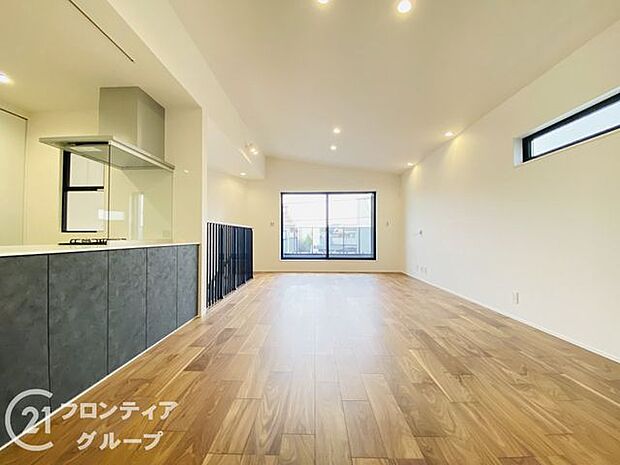 南向きの大きな窓から日差しが差し込むため明るいリビングです！