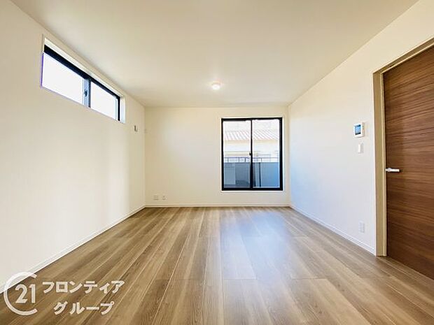 リビングのフローリング材には、木目や色調など木材特有の風合いがあり、ナチュラルな美しさで、日々の生活に温もりを与えてくれます。