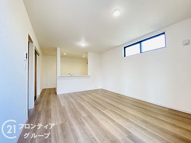 LDKには大きな窓からたくさんの光が入り、明るく、開放的な空間を演出してくれます。お友達が遊びに来た時も自慢のリビングになりますね！