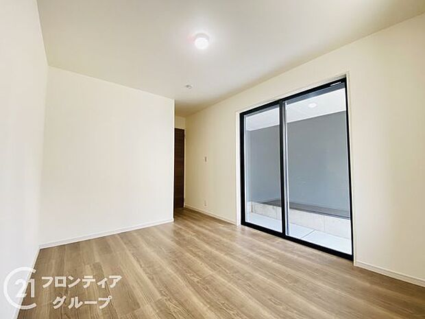 室内はシンプルな仕様となっており、それぞれの好みに合わせたインテリアで、趣味に合わせてレイアウトしやすくなっております。