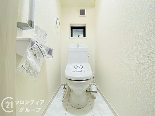 便器にふちがなく、汚れが隠れて見えない部分が極端に少なくなっており、お手入れも楽々！スピーディでパワフルな洗浄力を実現しています！