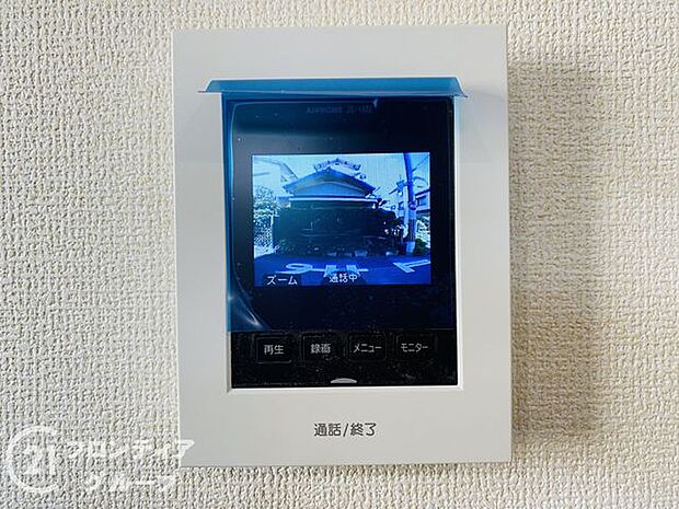 ハンズフリー機能を備えたカラーモニターインターホンを採用！お料理中などで手が塞がっていても便利に応答可能です！夜間の映像確認機能もついていて、安心ですね！