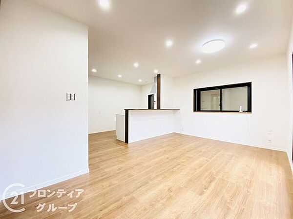 広々としたリビングで、明るい日が差し込みます！家族団らんの時間をゆったりと過ごせます！