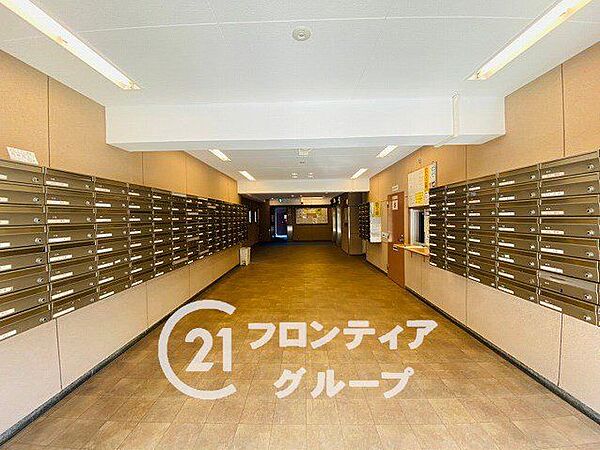 シンプルなロビーですが、住む人にとって居心地の良い空間を提供します