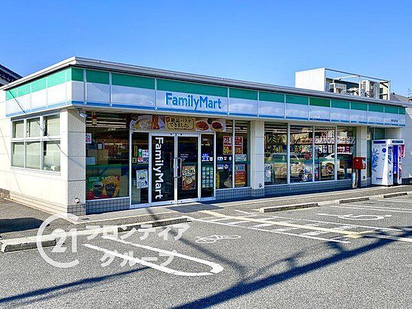 ファミリーマート天理勾田町店 徒歩11分。 860m
