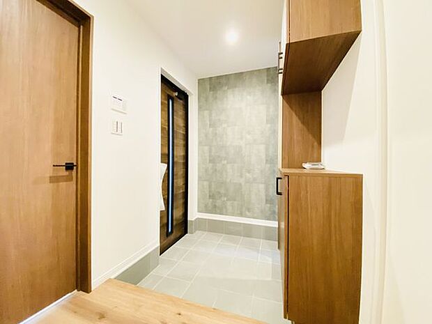 広いシューズクロークで玄関がすっきり。スノーボード、キャンプ用品などの大型荷物もしまえます。また通り抜けができる為、靴が散らかないのも魅力◎