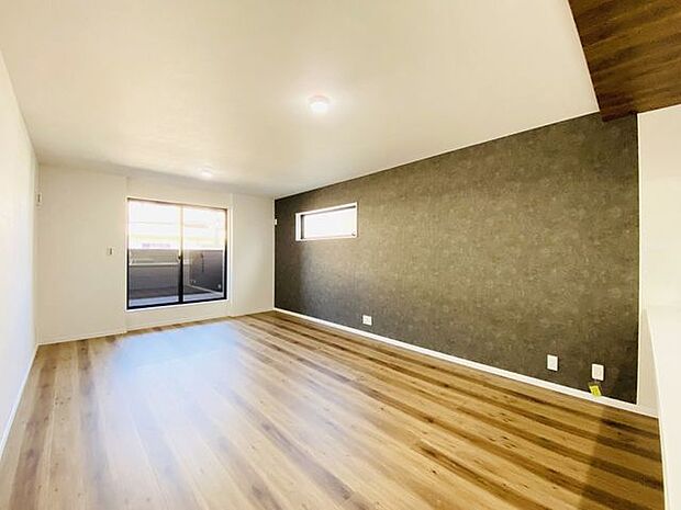 外からの視線を遮りつつ、自然光を室内に取り込むハイサイドライトを採用したリビング。効率的に空気を循環させることができるのもメリットです。