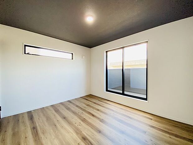 明るく広々とした子ども部屋は、遊び心をくすぐる空間です。お子様の成長を見守るのにぴったりの環境です。