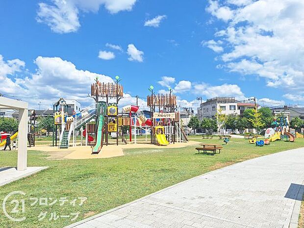 大枝公園 徒歩24分。子供用の遊具から大人向けの健康器具まであり、老若男女幅広く集える公園。噴水もあり、夏には水浴びも楽しめます。公園の中央事務所には、授乳室を完備。保護者にも優しい公園です…