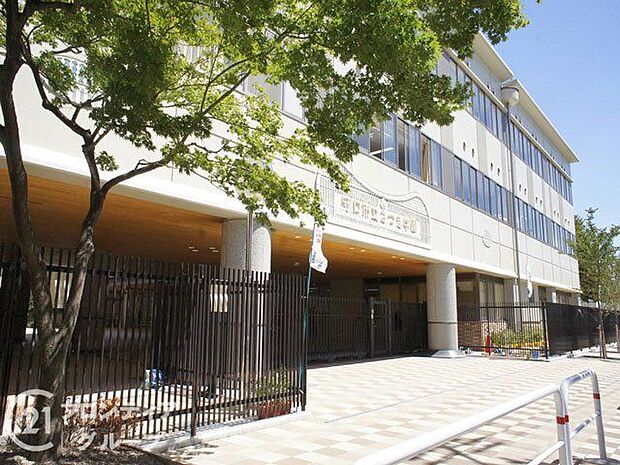 守口市立さつき学園 徒歩10分。守口市初の施設一体型小中一貫校。旧滝井小学校と旧春日小学校、第三中学校が統合して開校しました。 800m