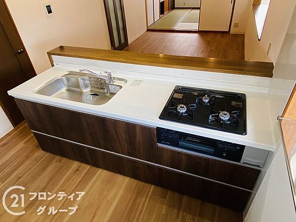 3口コンロ付きのキッチンは、調理の効率が良く、同時に多くの料理を作れる便利で機能的な空間です