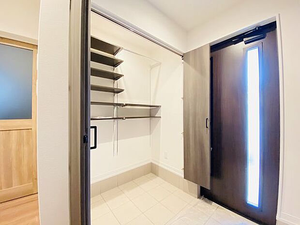 広々としたスペースがあり、収納も充実しているため、靴やコートをすっきりと片付けられます。