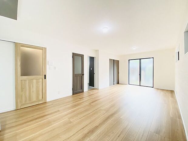 家族が自然と顔を合わせる機会が増えるリビング階段。玄関ホールや廊下を省略できるため、家の中のスペースの有効活用にもなります。