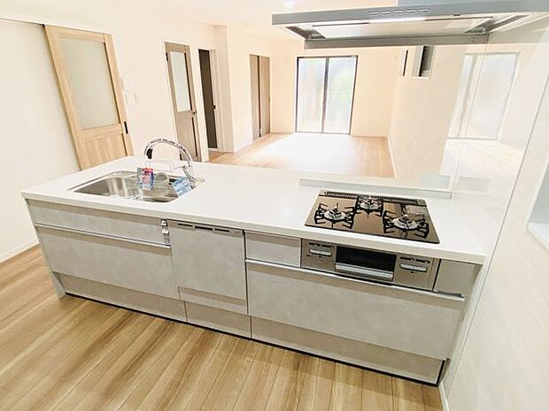 ゆったりとした広さのあるキッチン。ご夫婦で一緒に並んで洗い物できる大きさです。水栓はデザイン性も高く使い勝手の良いと人気のグースネック型を採用。