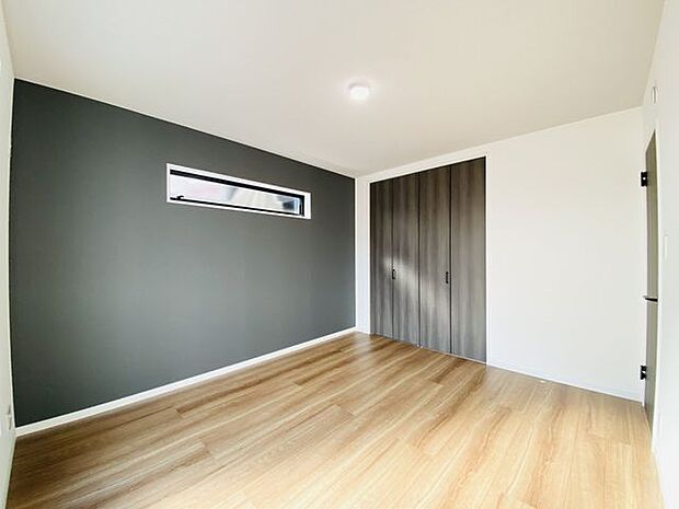 広々とした寝室で、心地よい眠りをお楽しみいただける空間が広がります。落ち着いた雰囲気の中で、リラックスしたひとときを過ごせる贅沢な空間です