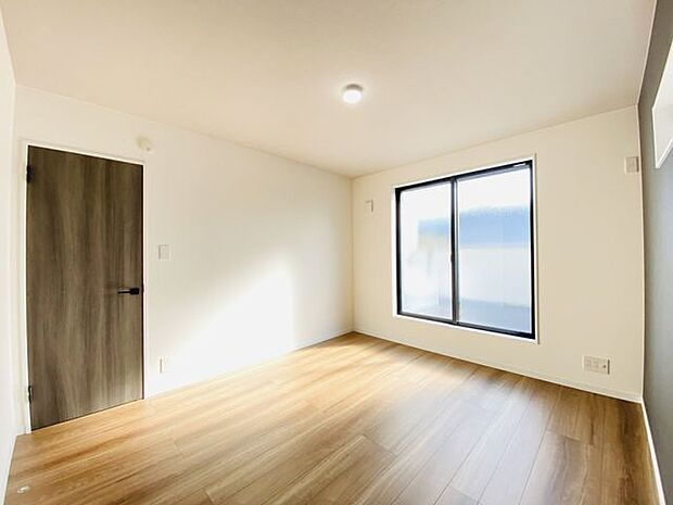 明るく広々とした子ども部屋は、遊び心をくすぐる空間です。お子様の成長を見守るのにぴったりの環境です。