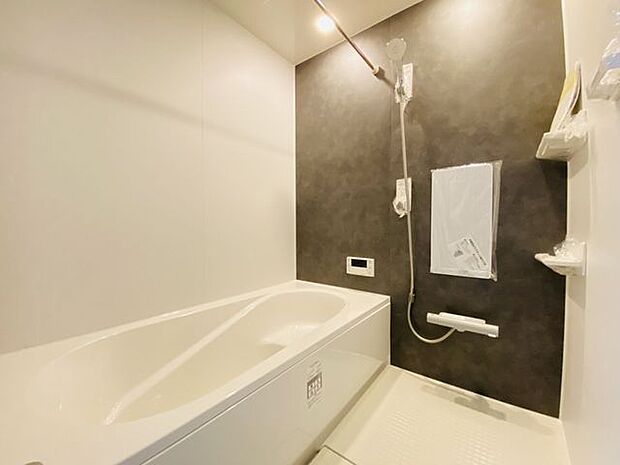 広々としたバスルームで、心地よいリラックスタイムを楽しめます。快適な空間で、日々の疲れを癒す贅沢な時間を提供します。