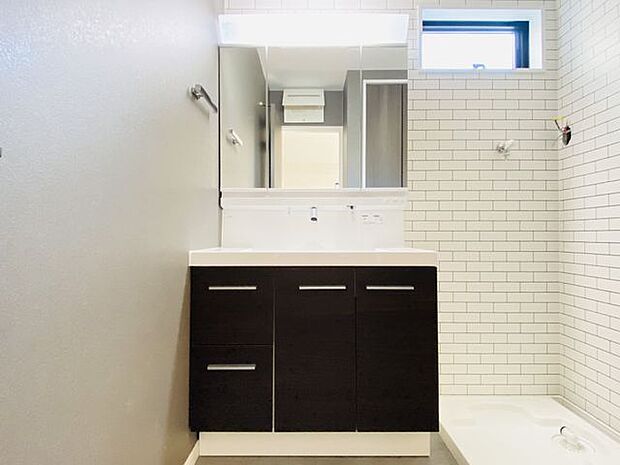 シャンプードレッサーには座って身支度できるスペースもあり、お風呂上がりのドライヤーや朝のお化粧も楽々。