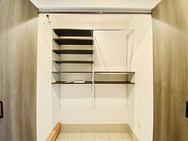 デザイン性に優れたシューズインクローゼットは、棚の高さの調整が可能です！ベビーカーなど大きな物もすっきり収納できます◎