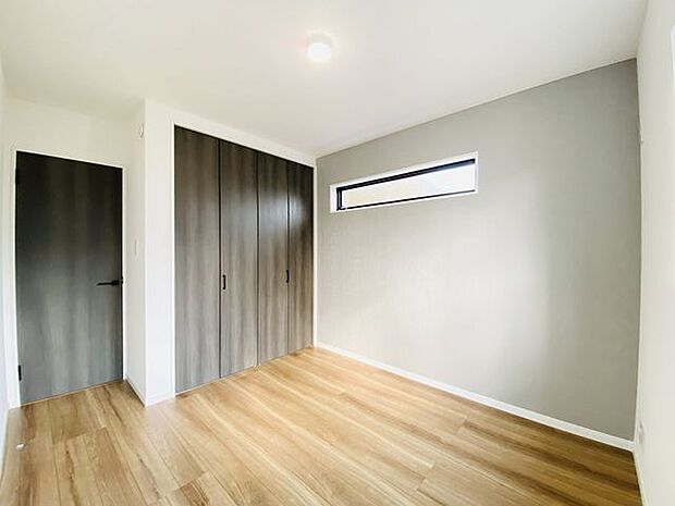 ダークブラウンの木目調の建具が落ち着く雰囲気ですね