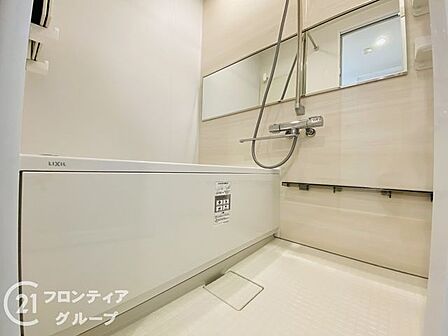 清潔感あふれるバスルームで、毎日の疲れを癒せます。明るく開放的な空間で、リフレッシュできるひとときをお楽しみください。
