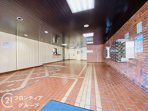 シンプルなロビーですが、住む人にとって居心地の良い空間を提供します