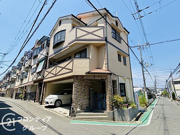 しっかりとした造りの外観は、安心感を与える堅牢なデザインです。長く住み続けられる住まいです。