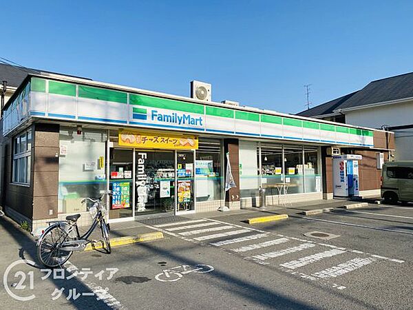 ファミリーマート門真北島店 徒歩3分。 180m