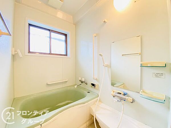 バスタブ付きで、ゆったりとお風呂に浸かり、疲れた体を癒せる贅沢な空間です。窓があるのでこまめに換気ができ、清潔感を保てます。リラックスタイムをより豊かにする素敵な選択です。