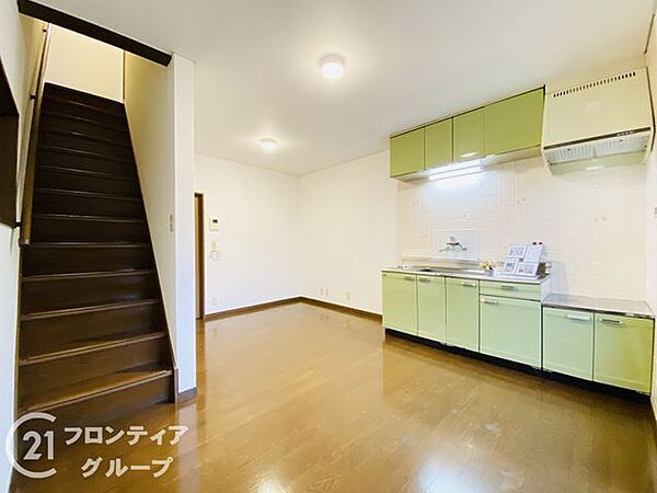 リビングは、落ち着いた色合いのフローリングが特徴です。家族の時間を大切にする理想的な空間です。