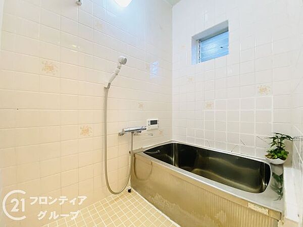 バスタブ付きで、ゆったりとお風呂に浸かり、疲れた体を癒せる贅沢な空間です。窓があるのでこまめに換気ができ、清潔感を保てます。リラックスタイムをより豊かにする素敵な選択です。