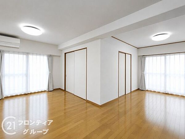 リビングは、落ち着いた色合いのフローリングが特徴です。家族の時間を大切にする理想的な空間です。