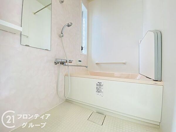清潔感あふれるバスルームで、毎日の疲れを癒せます。明るく開放的な空間で、リフレッシュできるひとときをお楽しみください。