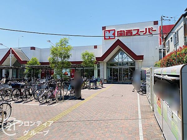 関西スーパー西郷店 徒歩6分。住宅街の中にあるスーパーで、駐車場は広々58台分ございます。休日にお車でたくさんお買い物するときも便利です。 410m