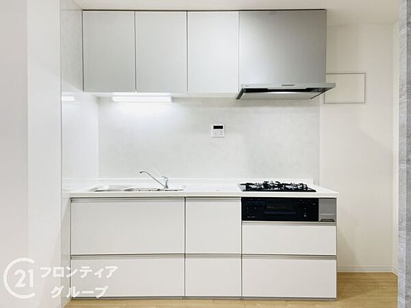 収納が充実しており、キッチン用品をすっきりと整理できる便利な空間です