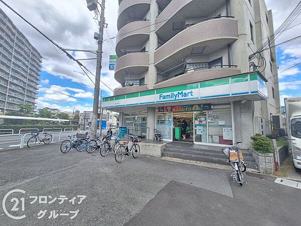 ファミリーマート守口大庭店 徒歩1分。 80m